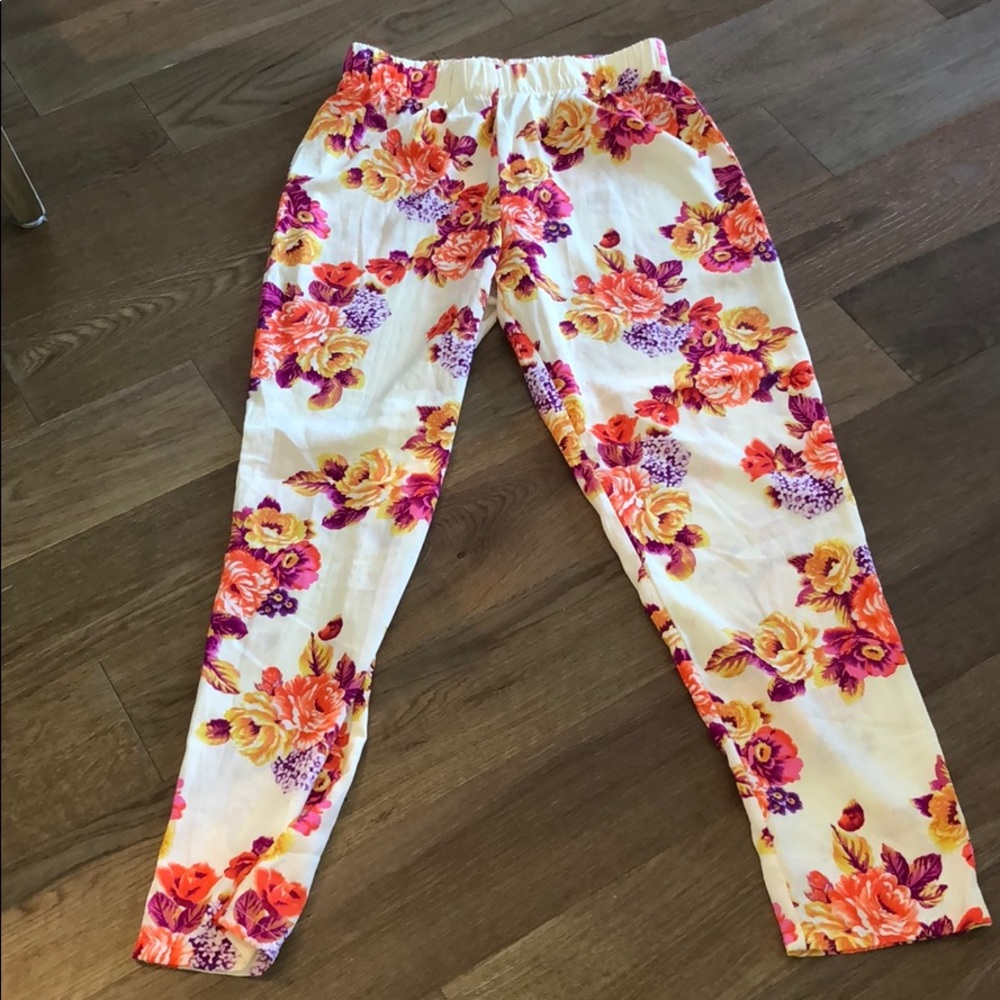 Ambiance Apparel floral summer pants. Size M.